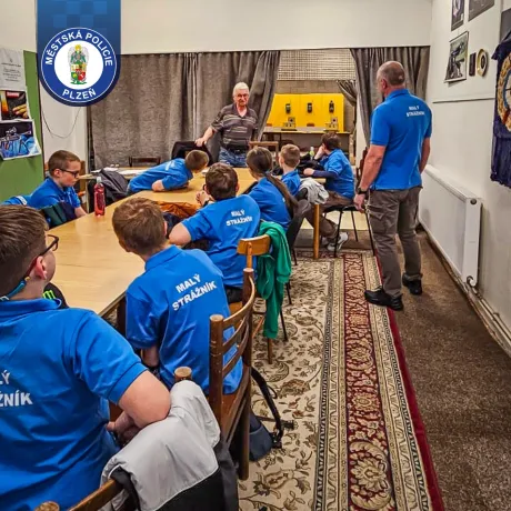 Návštěva střeleckého klubu nadchla malé strážníky