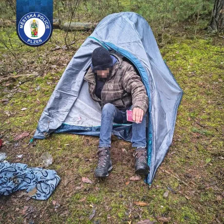 Stan v lese ukrýval nemocného muže