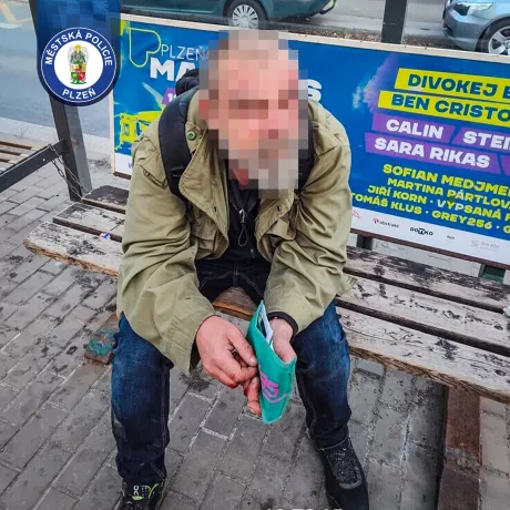 Ráno na zastávce a muž se zraněním na hlavě