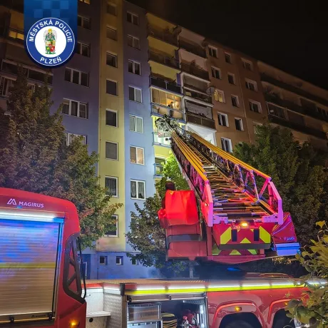 Zpoza dveří se ozývalo jen slabé volání. Strážníci na Lochotíně pomohli seniorovi v nouzi