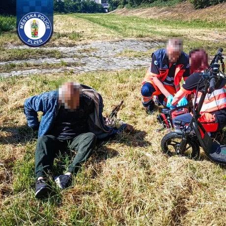 Rybáři u řeky se přitížilo, strážníci mu zprostředkovali pomoc
