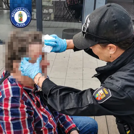 Asistenti městské policie pomohli zraněnému seniorovi
