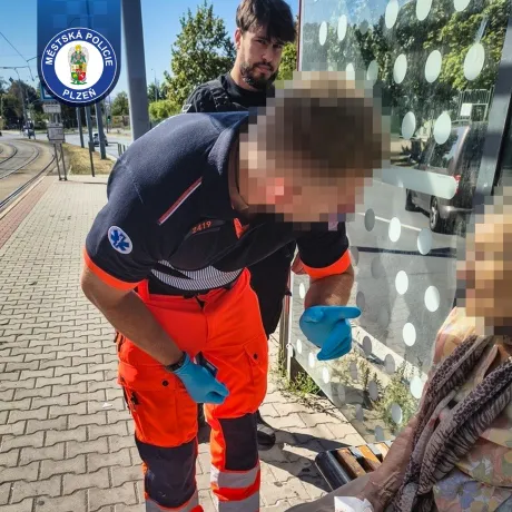 Hlídka mířila do centra, skončila u zraněné seniorky