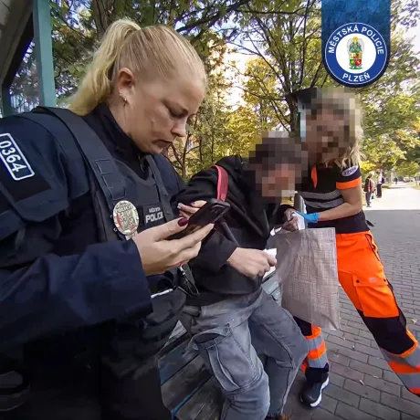 Upadl na zastávce a poranil si hlavu. Pomoc přivolal všímavý kolemjdoucí