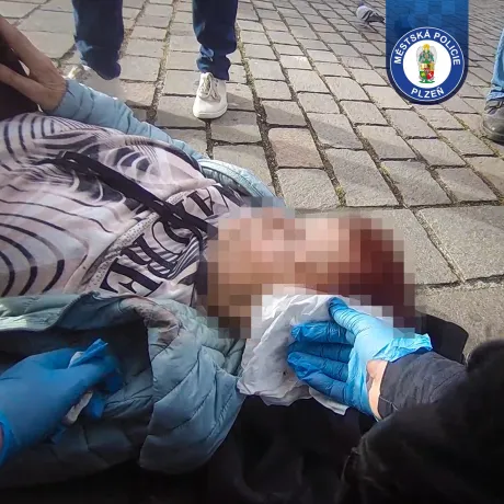 Na Havelských trzích se jí náhle udělalo nevolno. Strážníci byli okamžitě u ní