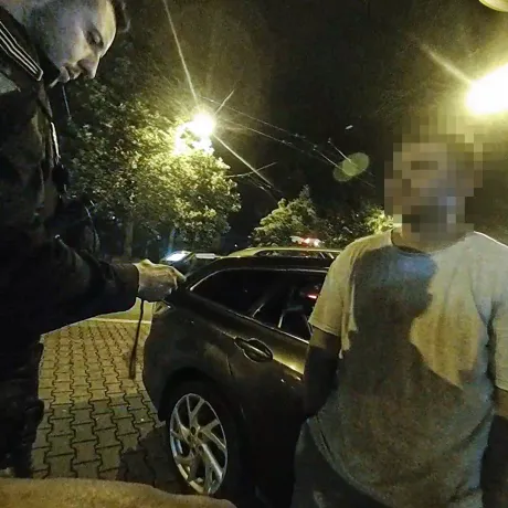 Nezastavení na „stopce“, nelogické blinkry a k tomu promile
