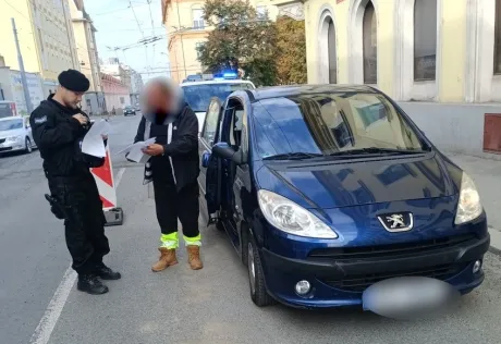 Na vozidle měl jiné registrační značky