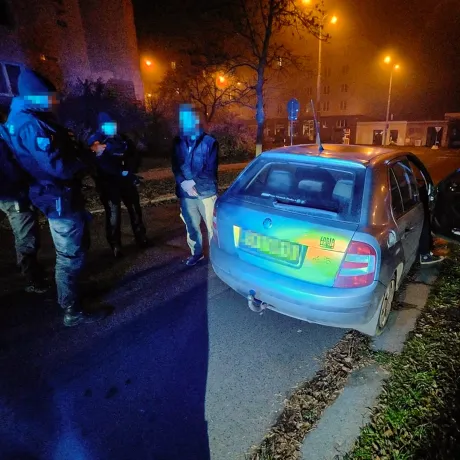 Chodník ani stezka pro chodce a cyklisty není pro řidiče aut