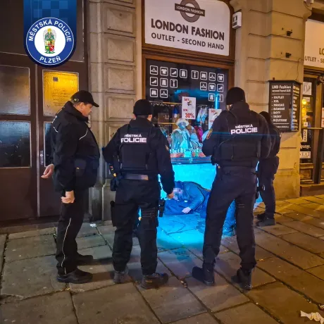 Noční akce Centrum: Opilá nezletilá, podezření na nelegální pobyt.