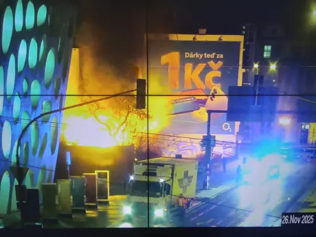 Dřevěný zahradní domek v plamenech