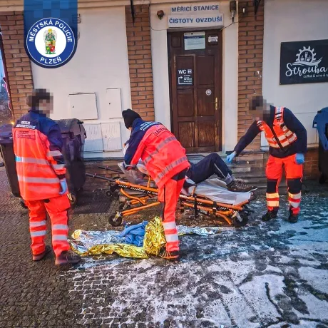 Pomoc zraněnému muži