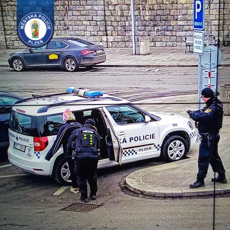 Hlídka odhalila hledanou dívku na útěku u nádraží