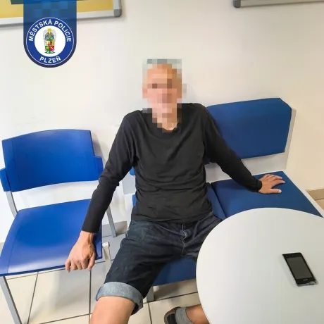 Hledaným to v Plzni nesvědčí. Strážníci během dvou dnů vypátrali dva muže v celostátním pátrání.