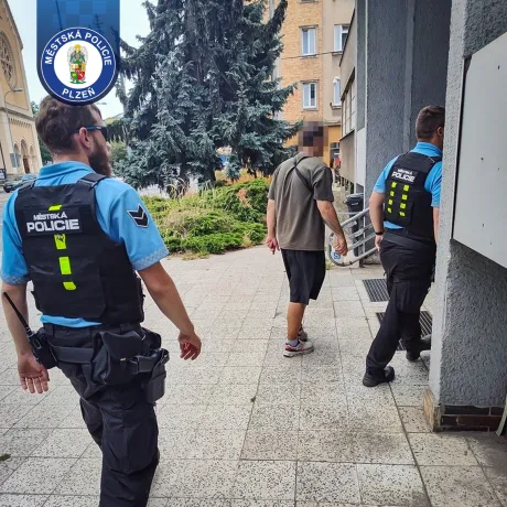Osobní znalost opět zafungovala. Hledaný skončil na policii.