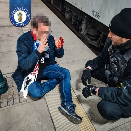 Nebezpečný pád fanouška německého fotbalového klubu na nádraží