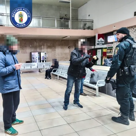 Hala nádraží patří cestujícím, ne alkoholu.