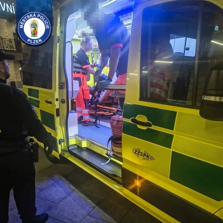 Strážníci našli před nádražím muže po kolapsu