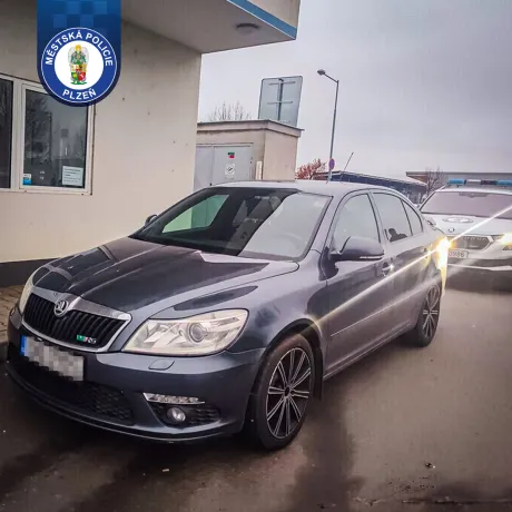 Kontrola odstaveného auta, která odhalila víc, než kdokoliv čekal