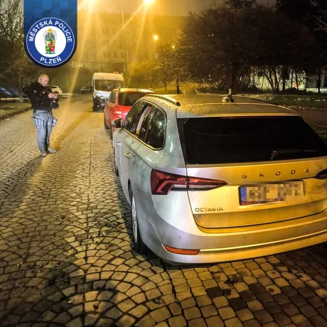 Rozbité okno u zaparkovaného vozidla