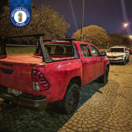 Poškozené vozidlo v ulici U Ježíška