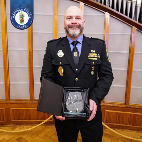 Plzeň ocenila hrdiny roku. Mezi nimi i strážníka Městské policie Plzeň