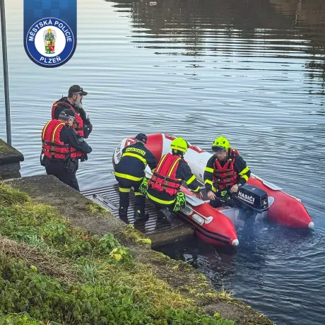 Stan uprostřed řeky: Strážníci vyrazili na ostrov Berounky s hasičským člunem