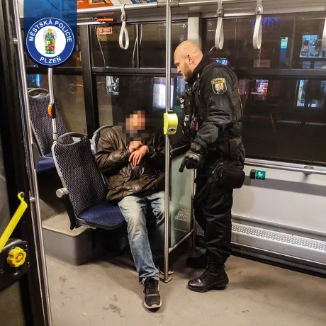 Silvestrovský dozvuk v trolejbusu