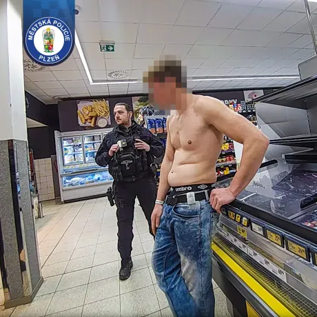 Bez trička v supermarketu, alkohol a pozitivní test na OPL