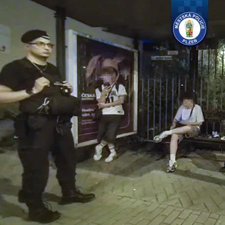 Hlídka městské policie našla na zastávce opilé teenagery