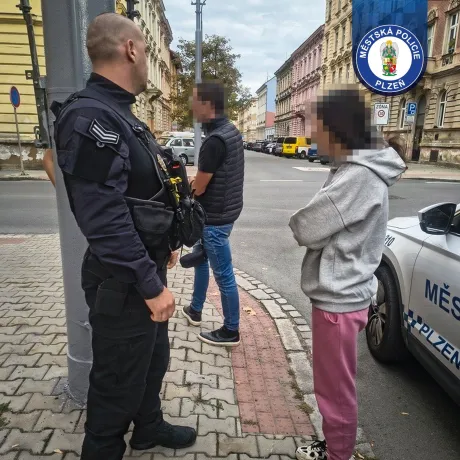 Strážníci si všimli riskantního couvání. Pak přišla dechová zkouška