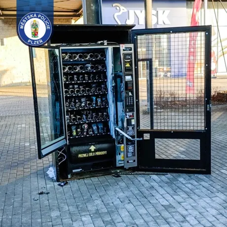 Někdo poškodil automat s produkty CBD