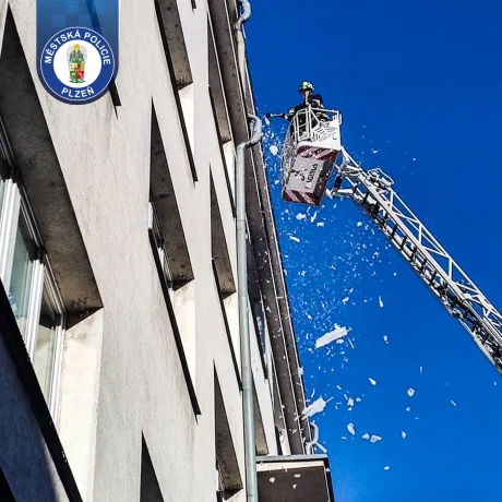 Strážníci zasahovali u padajícího ledu ze střechy