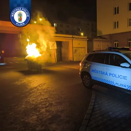 Požár kontejneru na tříděný odpad v Koterovské ulici