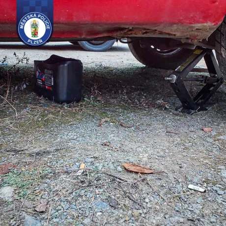 Ostražitost se vyplatila: Strážníci ve Skvrňanech překazili krádež paliva z navrtané nádrže