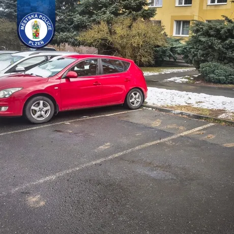 Zmatený výjezd z parkoviště skončil poškozeným vozidlem