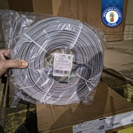 Muž se chystal odcizit kabely z nákladové rampy