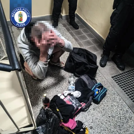 Cizí muž v domě. Ven se nakonec dostal přes balkon