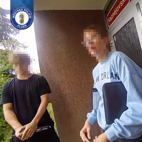 „Jen se chceme podívat na vaše okna.“ Strážníci prověřovali podezření na podomní prodej