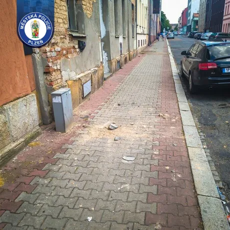 Padající kusy omítky z domu