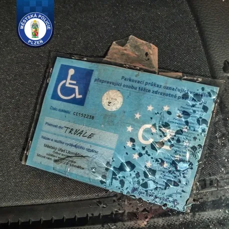 Parkovací průkaz, který neobstál. Na místo přijeli strážníci i policisté