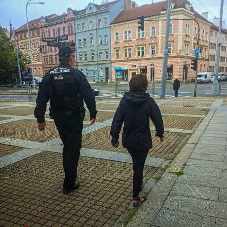 Dobré ráno? Rozhodně ne pro ženu skrývající se  v garáži