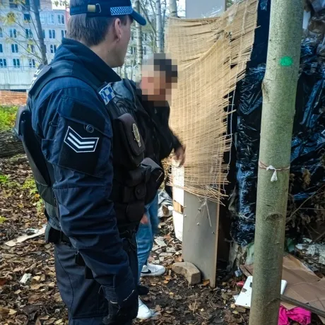 Z bezdomoveckého ležení rovnou na policii