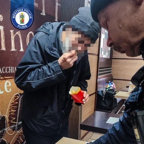 Problémový host ve  fast foodové  restauraci