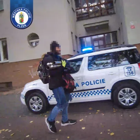 Kovová tyč, poškozená fasáda, a nakonec útok na strážníka