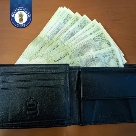 Poctivý nálezce donesl na služebnu peněženku s 20 000 Kč