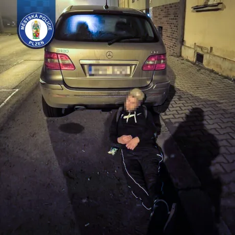 Zaparkovaný pod zaparkovaným vozidlem