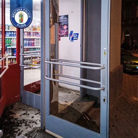 Rozbil dveře obchodu