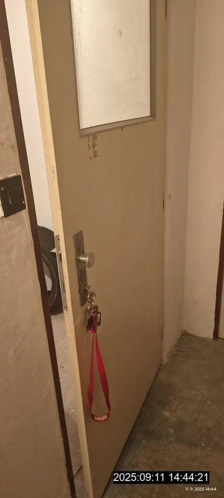 Malý klučík zamkl nečekaně maminku ve sklepě