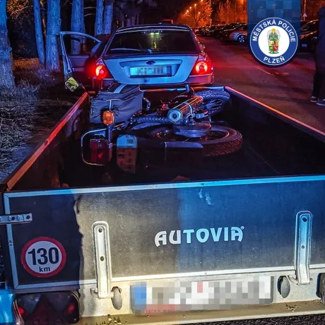 Auto bez řidiče a kradená motorka na vozíku