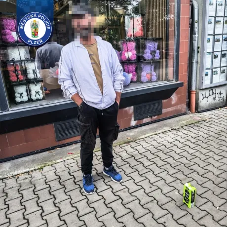 S vínem prošel bez placení. Před prodejnou už na něj čekalo jiné pokračování